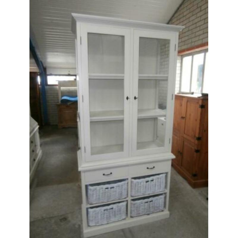 Witte winkel/vitrinekast met vier manden.