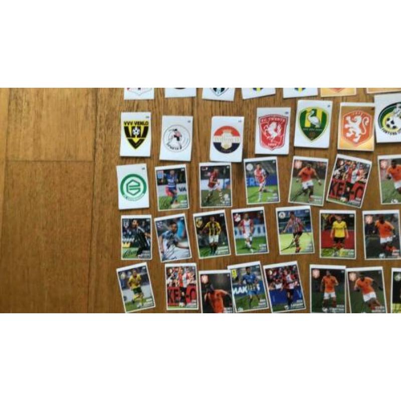 Te koop 52 stuks voetbal plaatjes
