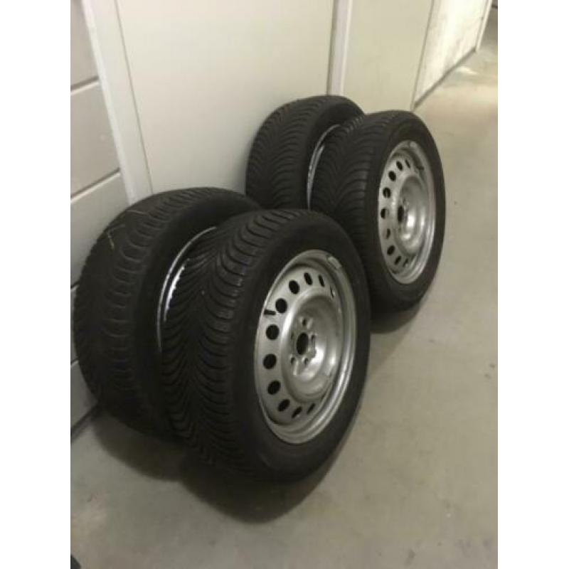 Winterbanden set op stalen velg 205/55/r16