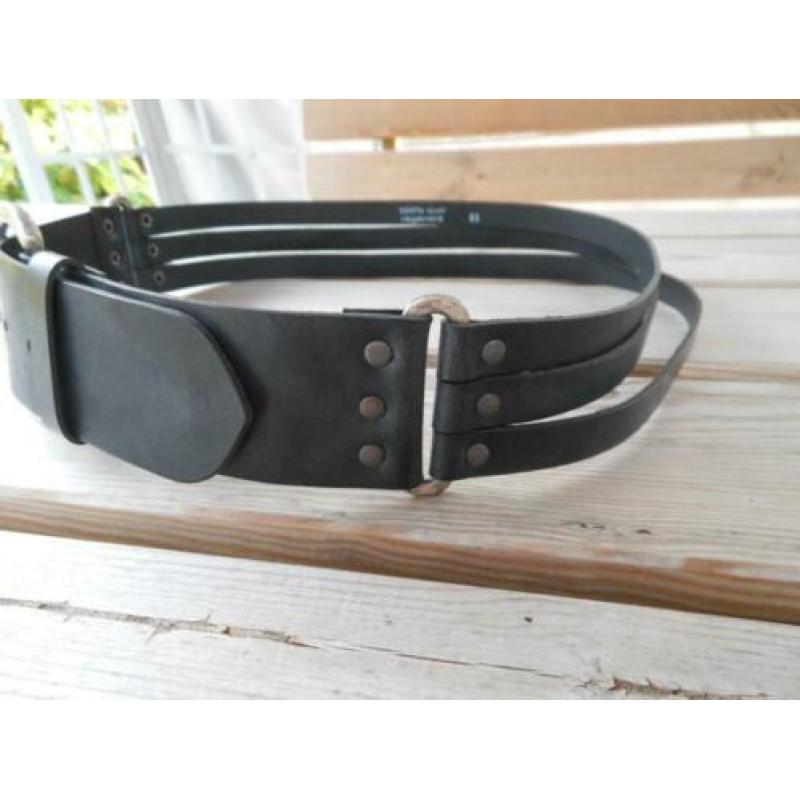 Mooie aparte lederen riem met een oud zilveren gesp mt.85