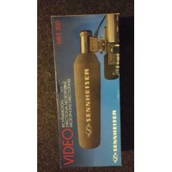 (Richt) microfoon Sennheiser MKE 300 shotgun model.