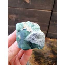 Groene fluoriet op matrix. 143 gram