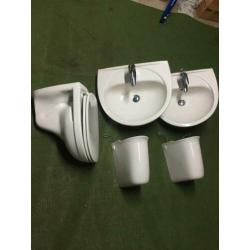 Hangtoilet en twee wasbakken voorzien van Grohe mengkranen