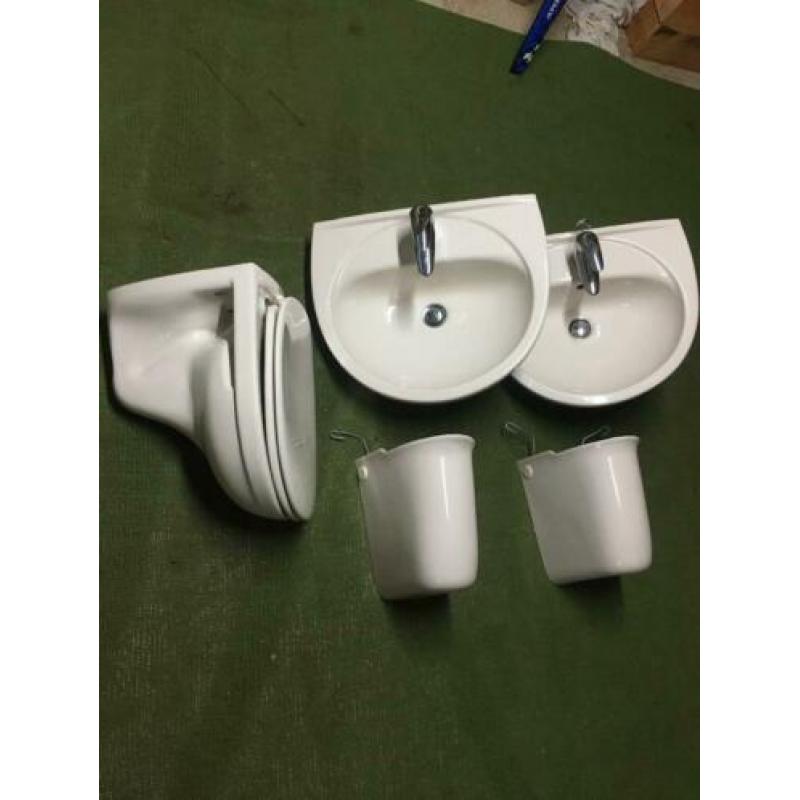 Hangtoilet en twee wasbakken voorzien van Grohe mengkranen