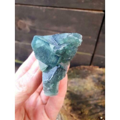 Groene fluoriet op matrix. 143 gram