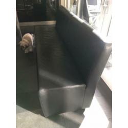 Zwart leren eetkamer stoelen en bank,zes ruime zitplaatsen.