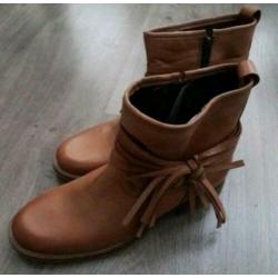 Zo goed als nieuwe lederen licht bruine/ cognac laarsjes 37