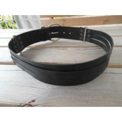 Mooie aparte lederen riem met een oud zilveren gesp mt.85