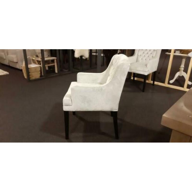 2 gecapitonneerde eetkamerstoelen