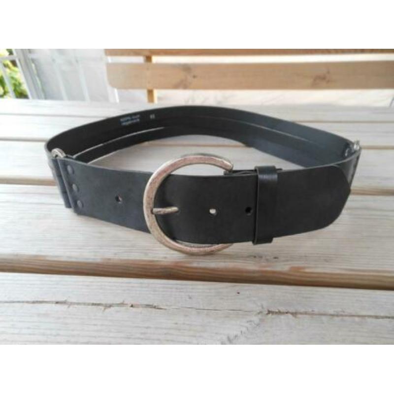 Mooie aparte lederen riem met een oud zilveren gesp mt.85