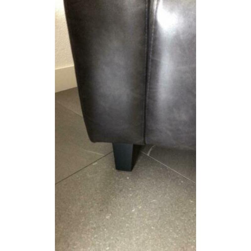 2 supermooie grijze leatherlook fauteuils