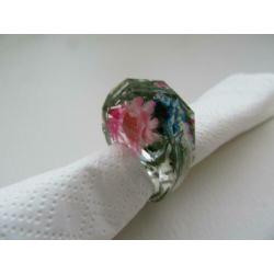 Ring van kunststof met gedroogde bloemen.