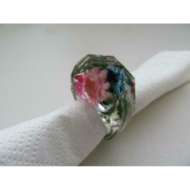 Ring van kunststof met gedroogde bloemen.