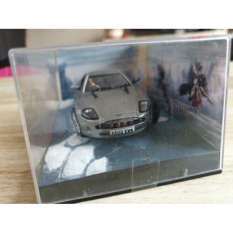 Nr.2 Aston Martin V12 Vanquish Diorama James Bond 1:43 ( UH