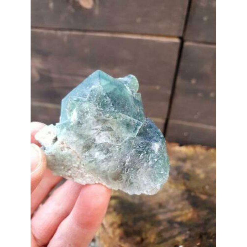Groene fluoriet op matrix. 143 gram