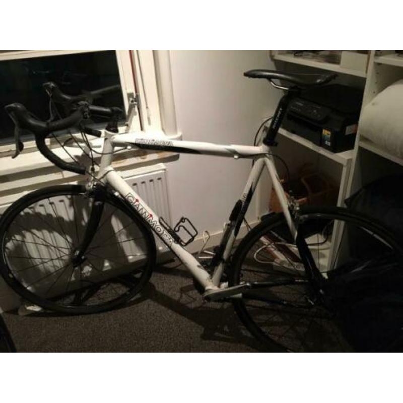 Gianni Motta ongeveer 10 jaar oud. Volledig Shimano Ultegra.