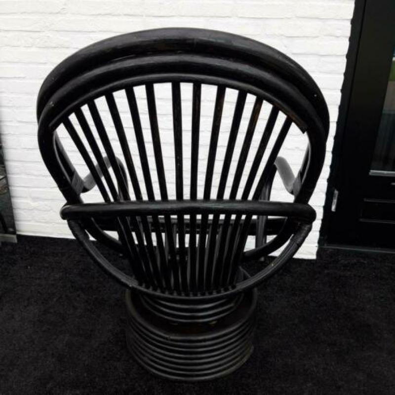 2 Vintage retro Manou rotan draaistoelen en salontafel zwart