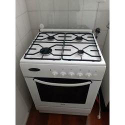 Goed gasfornuis, met elektrische oven, en een gasonsteker