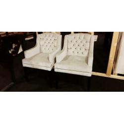 2 gecapitonneerde eetkamerstoelen