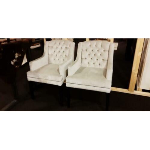 2 gecapitonneerde eetkamerstoelen