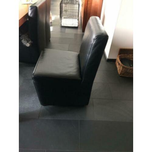 Zwart leren eetkamer stoelen en bank,zes ruime zitplaatsen.