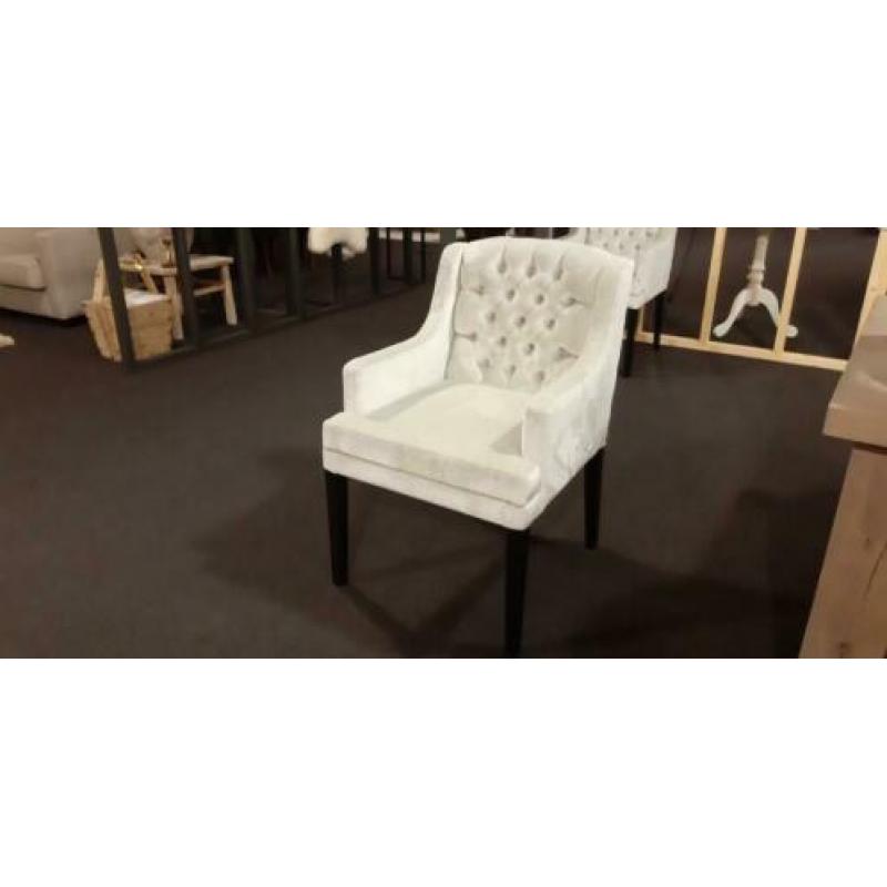 2 gecapitonneerde eetkamerstoelen