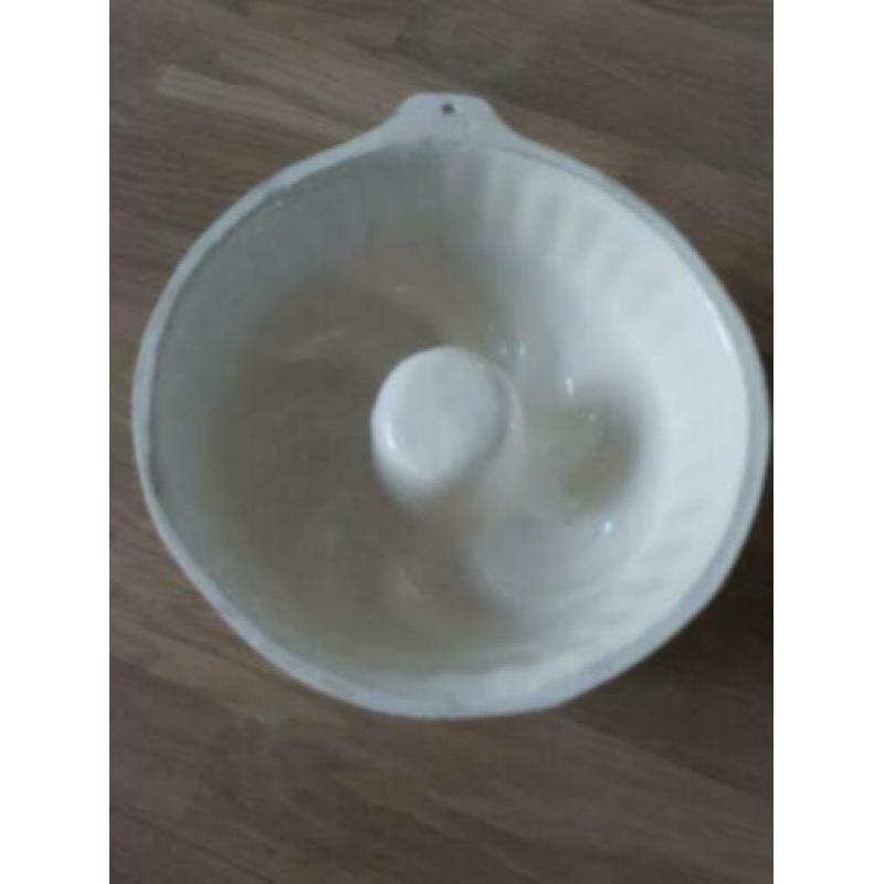 Mooie puddingvorm in de vorm van een tulband wit met bloemen