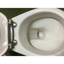 Hangtoilet en twee wasbakken voorzien van Grohe mengkranen
