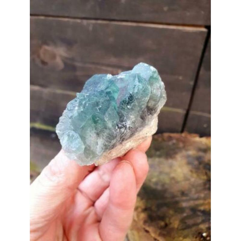 Groene fluoriet op matrix. 143 gram
