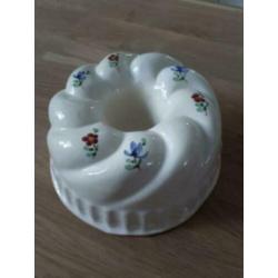 Mooie puddingvorm in de vorm van een tulband wit met bloemen