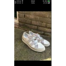 Wit / zilveren leren sneakers van Natuform maat 40,5. ZGAN
