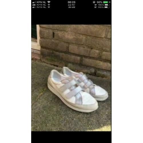 Wit / zilveren leren sneakers van Natuform maat 40,5. ZGAN