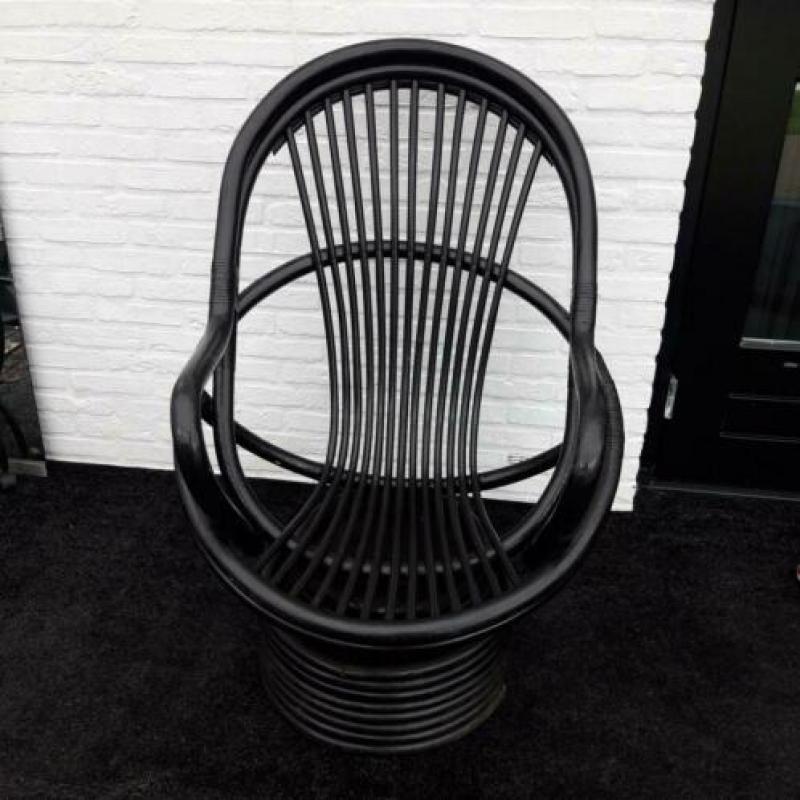 2 Vintage retro Manou rotan draaistoelen en salontafel zwart