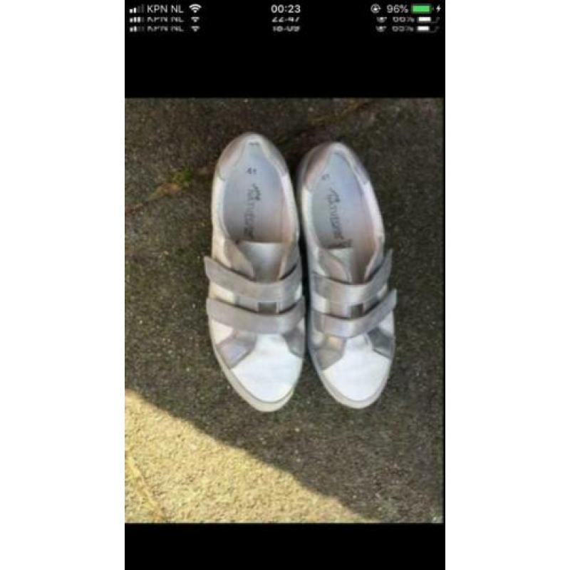 Wit / zilveren leren sneakers van Natuform maat 40,5. ZGAN