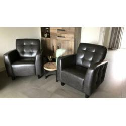 2 supermooie grijze leatherlook fauteuils