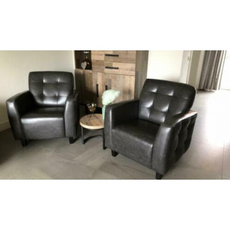 2 supermooie grijze leatherlook fauteuils