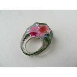 Ring van kunststof met gedroogde bloemen.