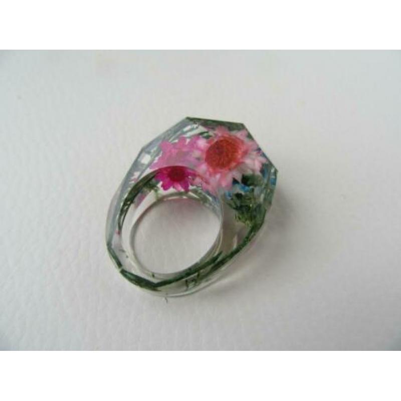 Ring van kunststof met gedroogde bloemen.