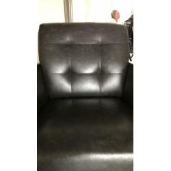 2 supermooie grijze leatherlook fauteuils