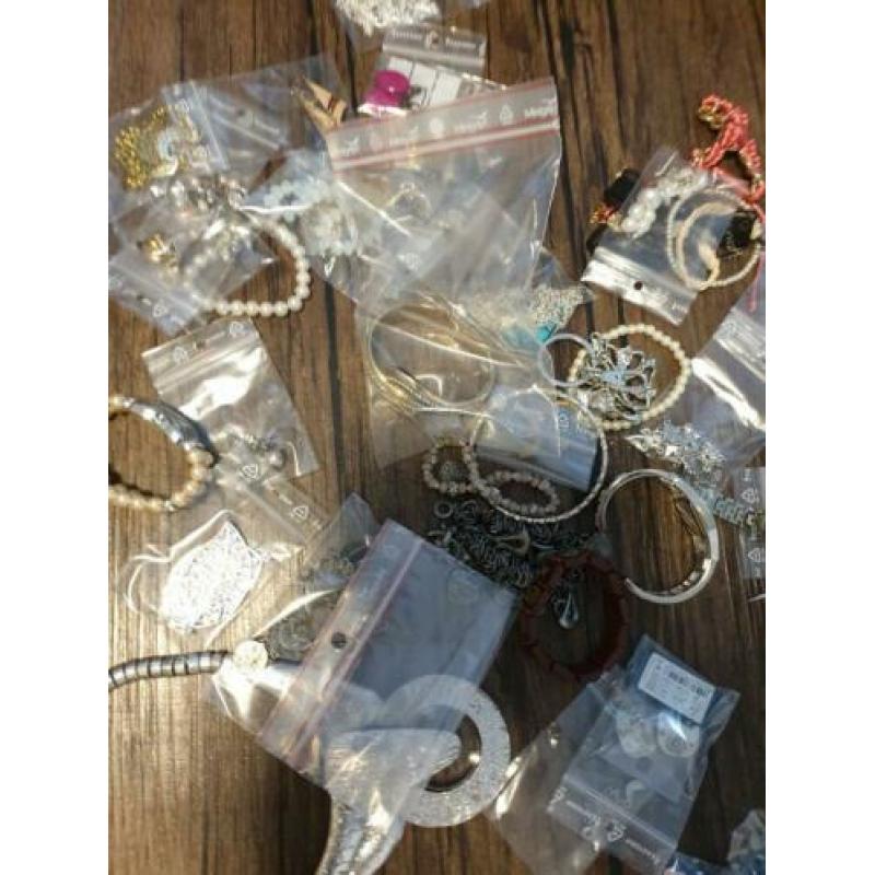 Grote partij sieraden! Meer dan 400 stuks! Nieuw en oud...
