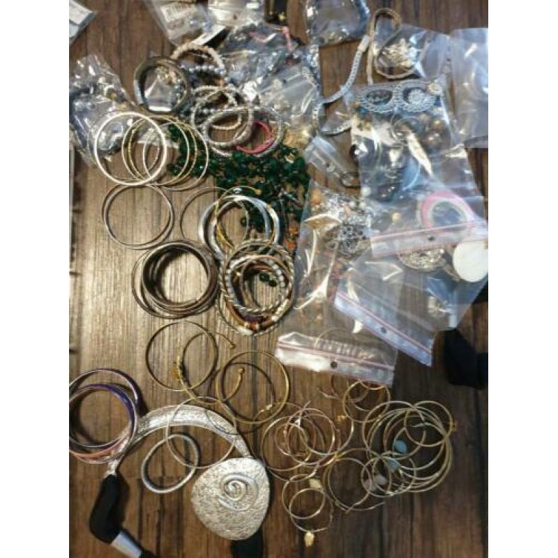 Grote partij sieraden! Meer dan 400 stuks! Nieuw en oud...