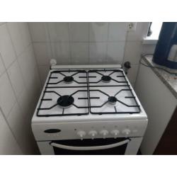 Goed gasfornuis, met elektrische oven, en een gasonsteker