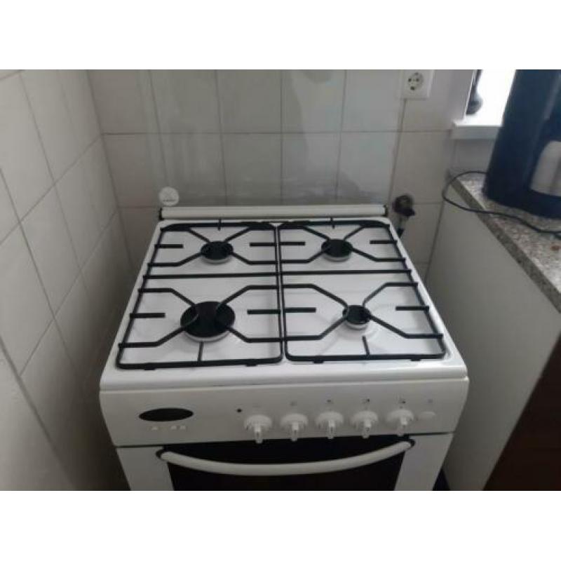 Goed gasfornuis, met elektrische oven, en een gasonsteker