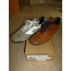 2 pr sneakers van WALSH Bolton England mt.(42)totaal 60 euro
