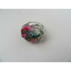 Ring van kunststof met gedroogde bloemen.