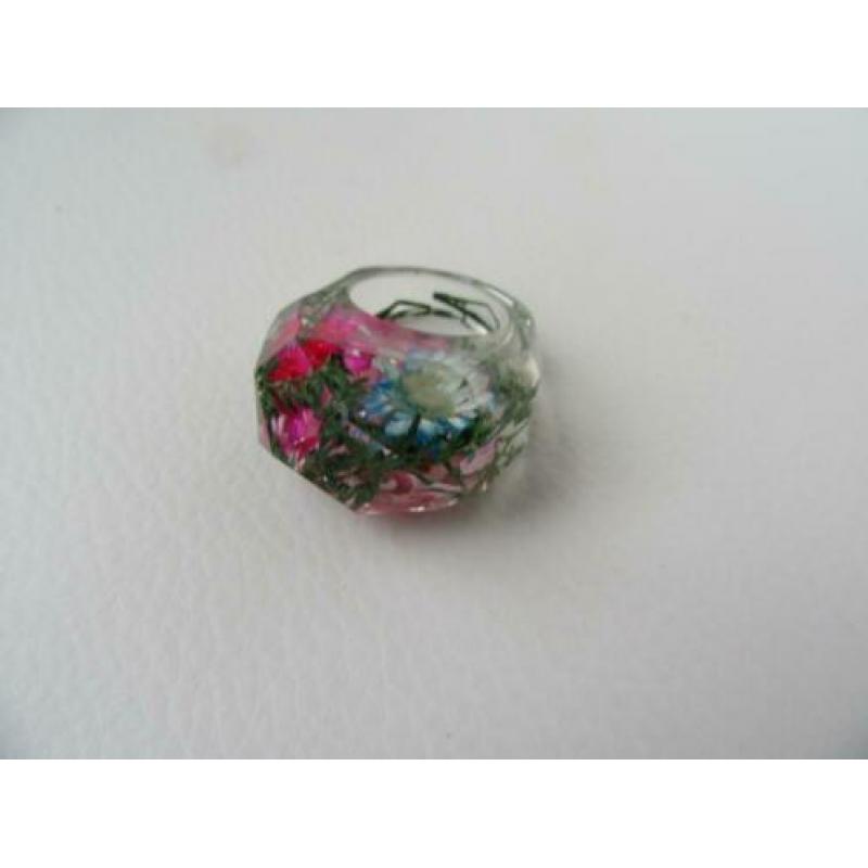 Ring van kunststof met gedroogde bloemen.