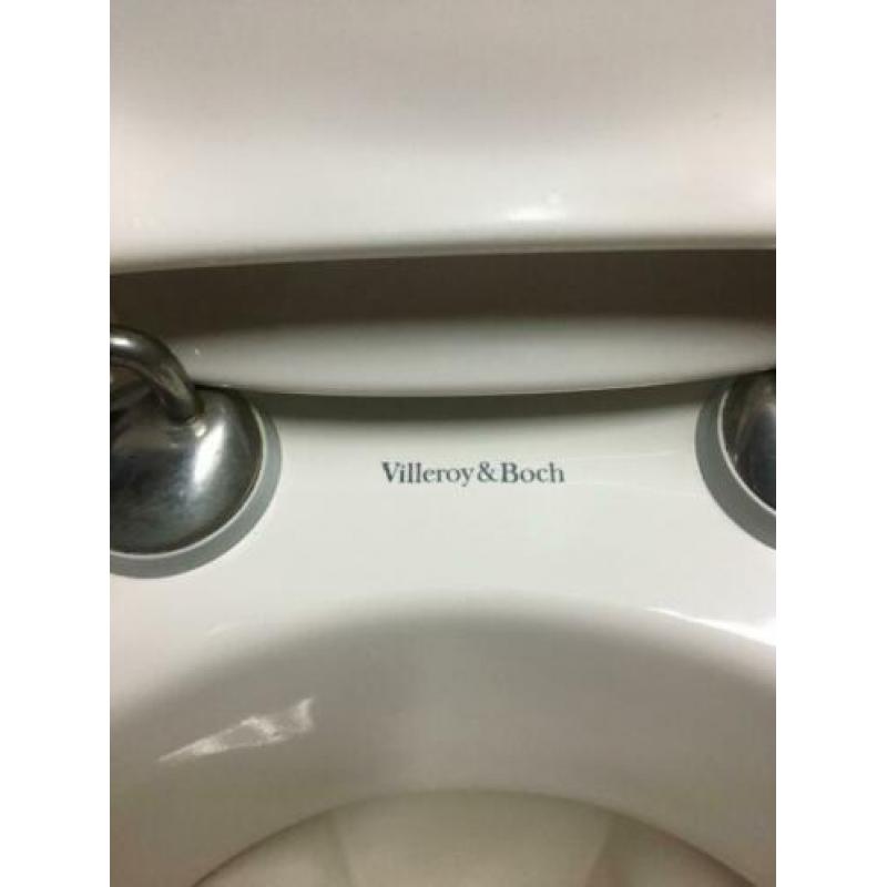 Hangtoilet en twee wasbakken voorzien van Grohe mengkranen