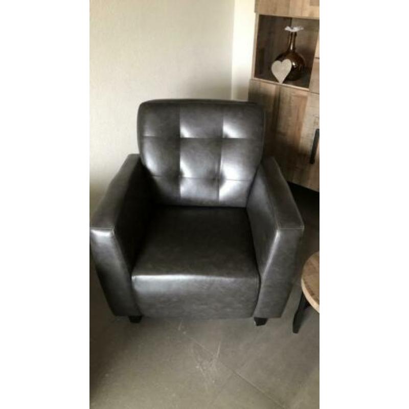 2 supermooie grijze leatherlook fauteuils