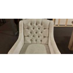 2 gecapitonneerde eetkamerstoelen