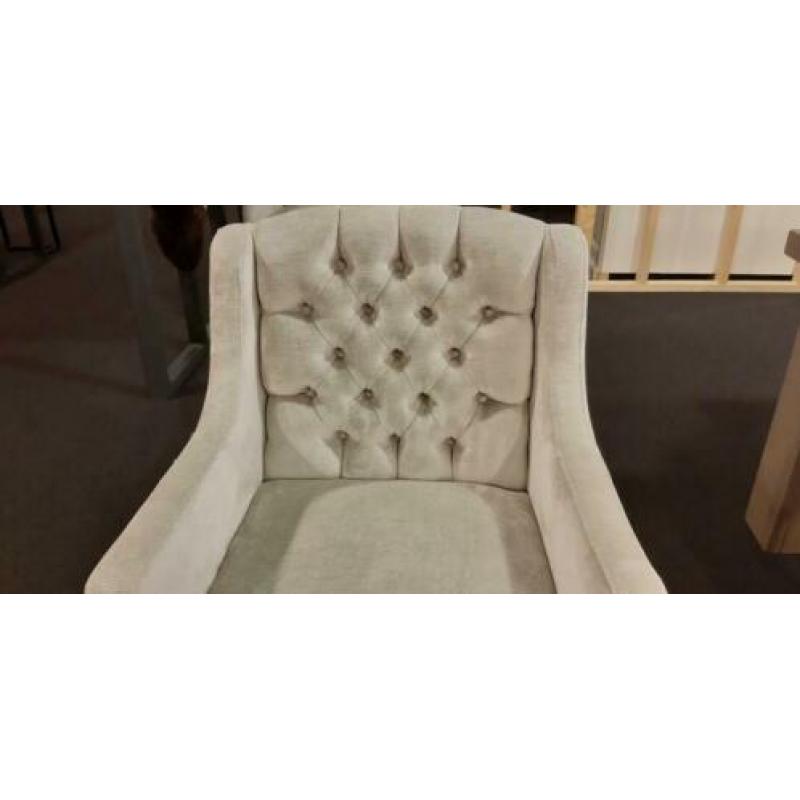 2 gecapitonneerde eetkamerstoelen